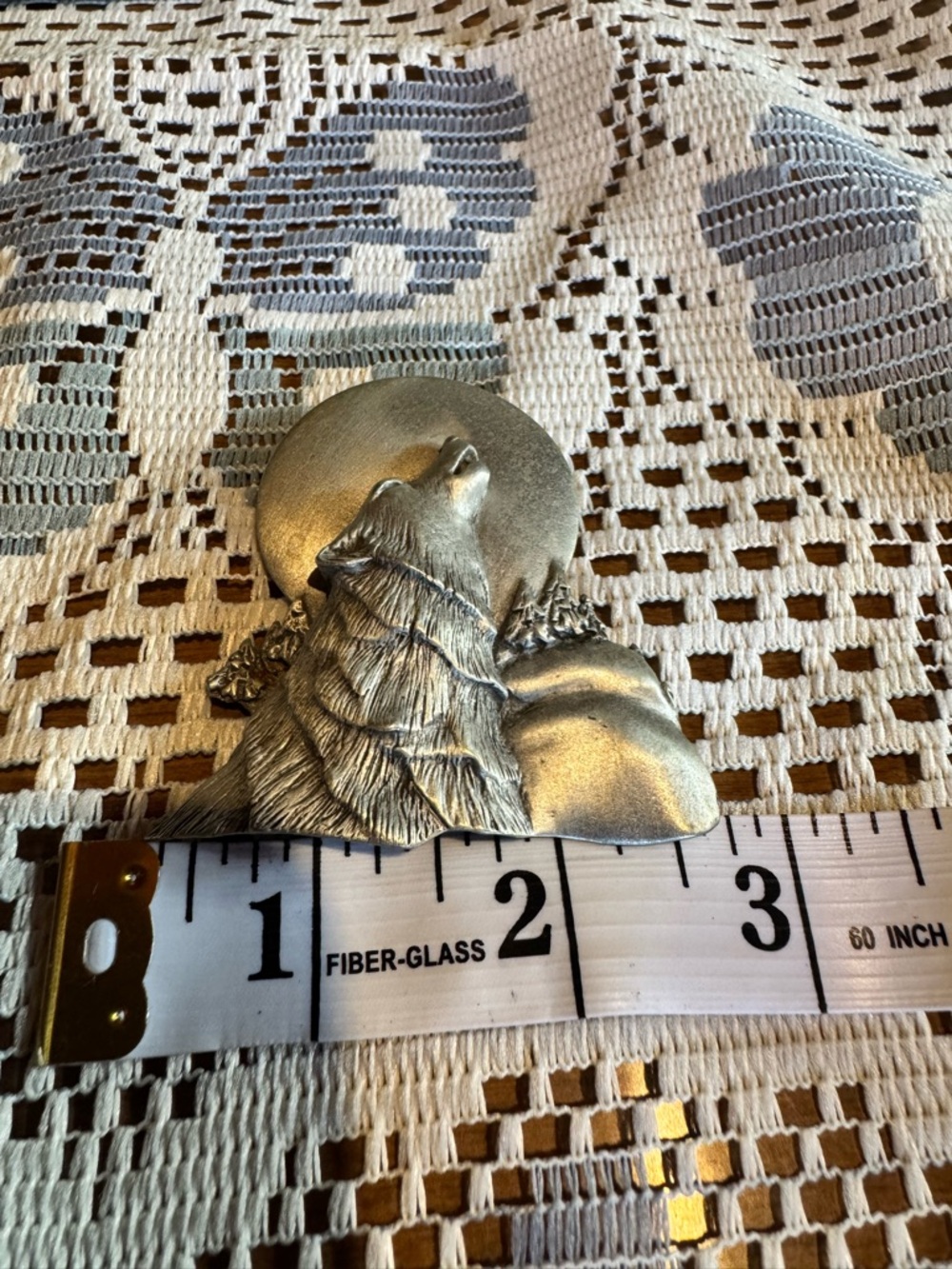 Pewter howling wolf brooch